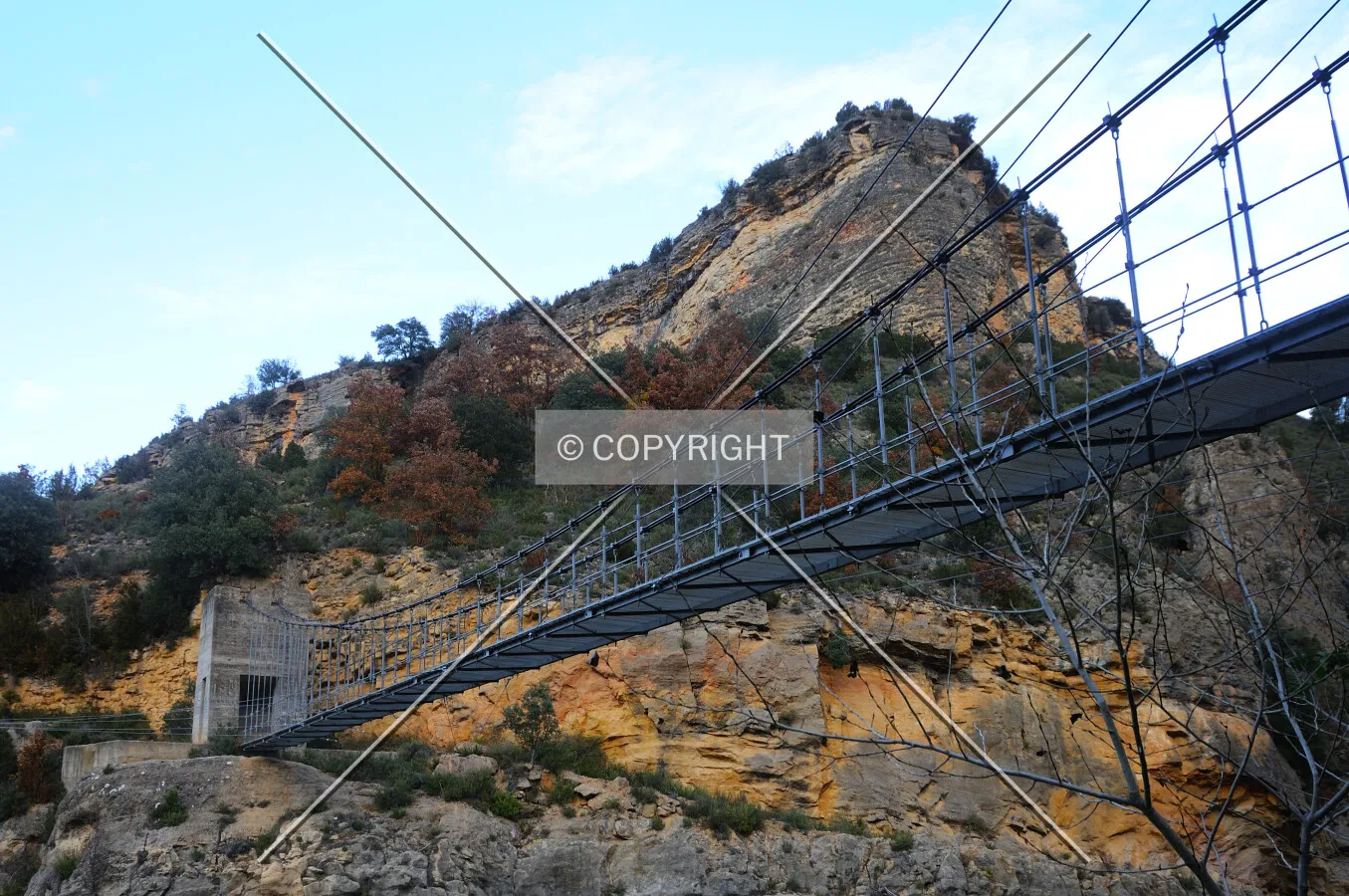 Pedestrian hanging bridge