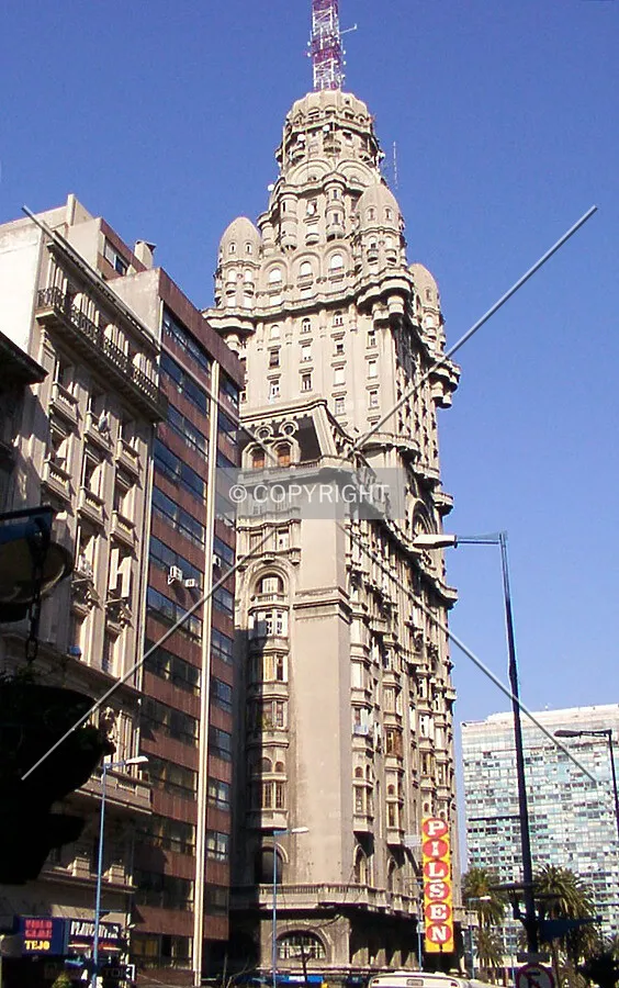 View from Avenida 18 de Julio looking west