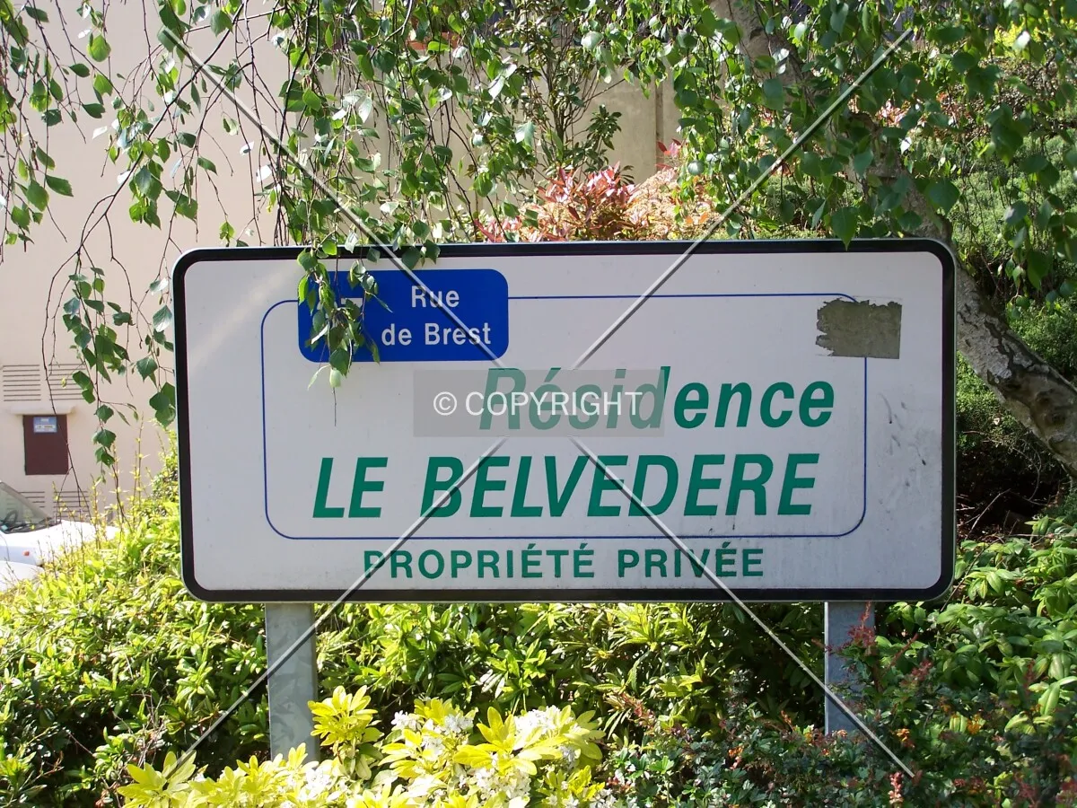 Panneau au pied de l'immeuble