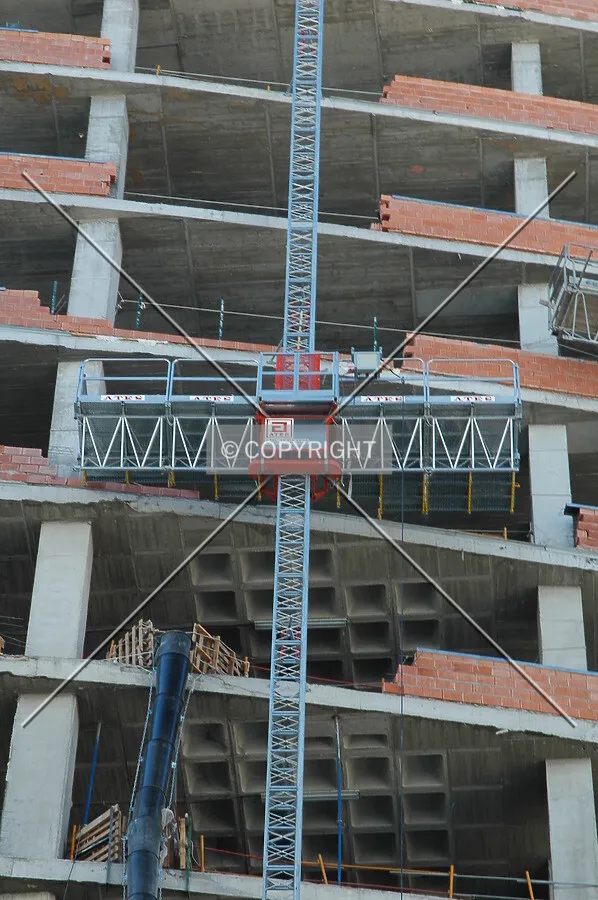 Elevator for material and construction workers