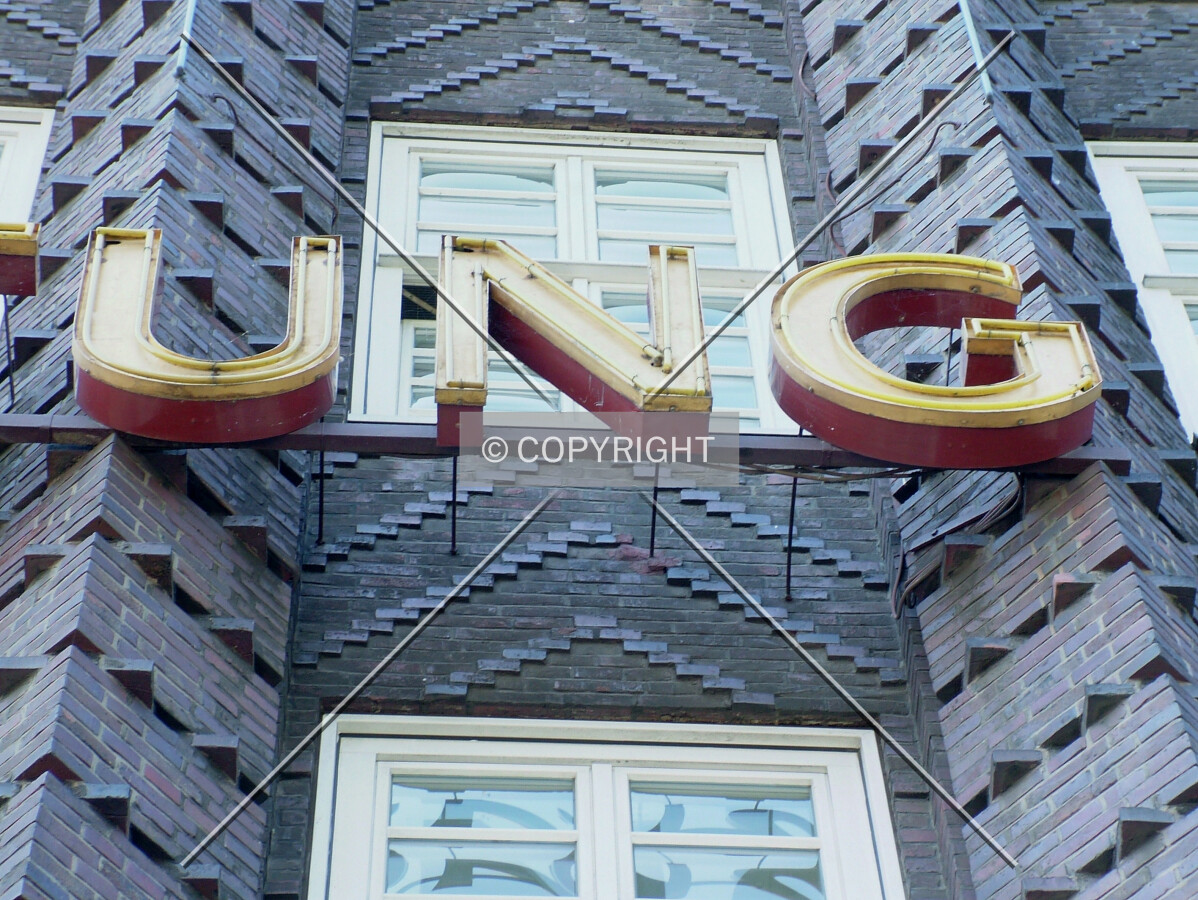 Hannoversche Allgemeine Zeitung lettering above the first floor windows