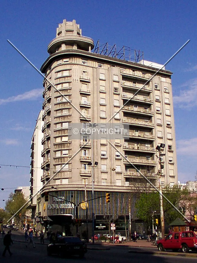 View from Avenida 18 de Julio looking east