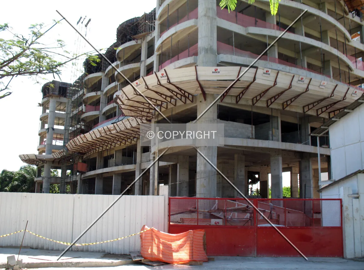 Lower floors seen from Avenida Flamboyant