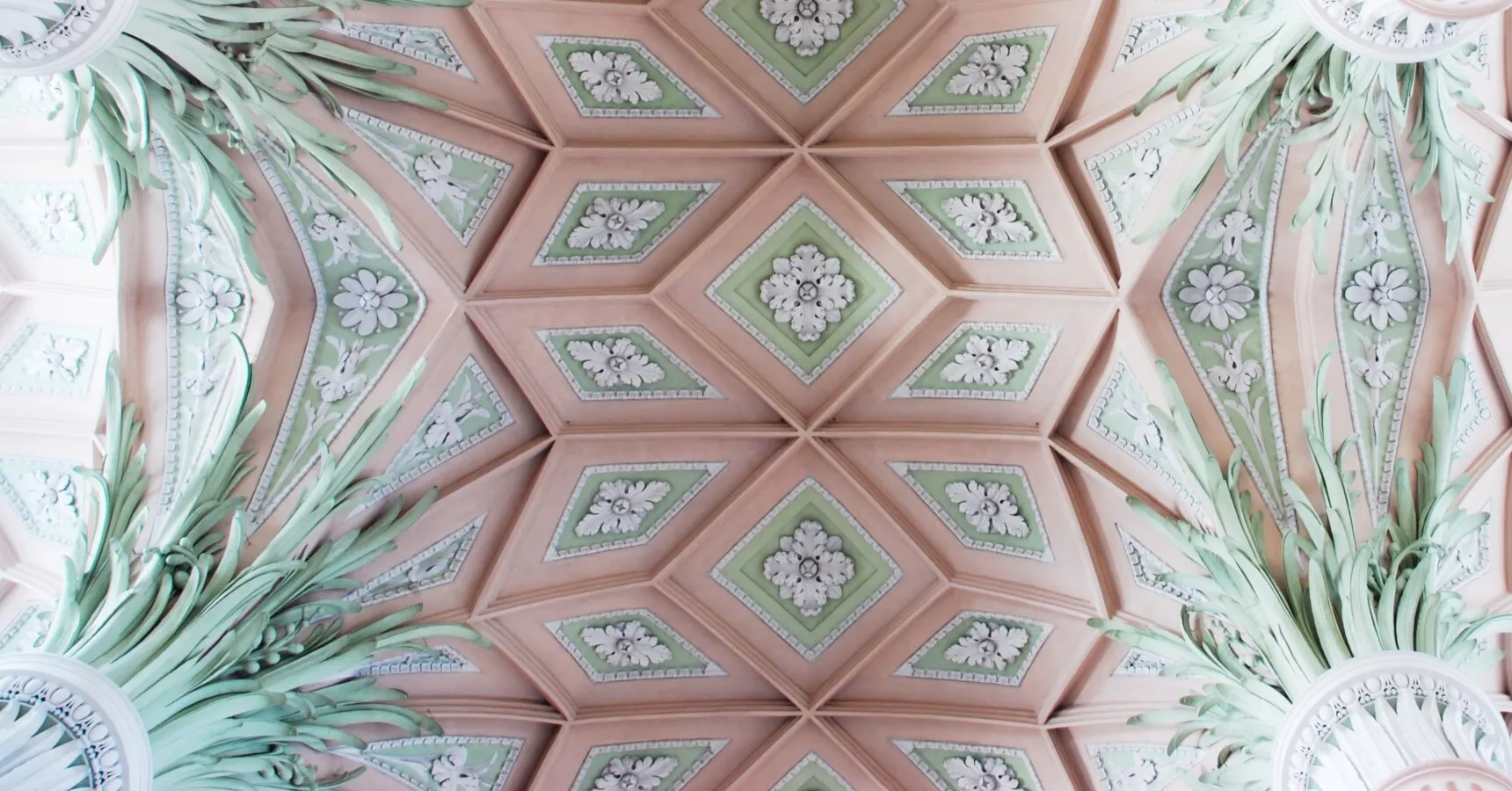 Light colored ceiling pattern