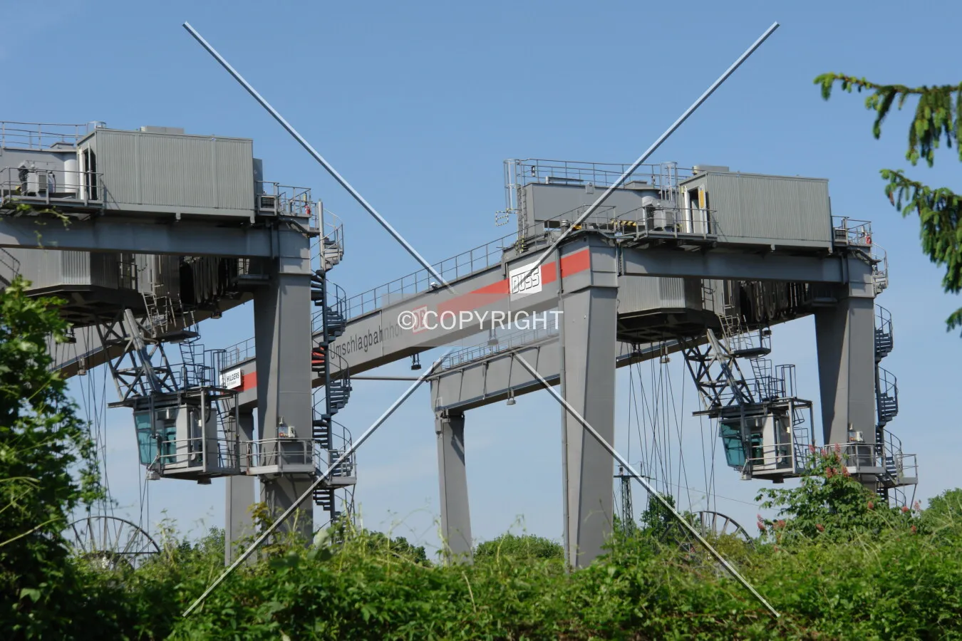 Heavy cranes in a container rail terminal