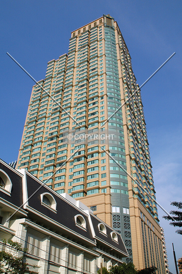 Looking up from Soi Mahatlekluang 1