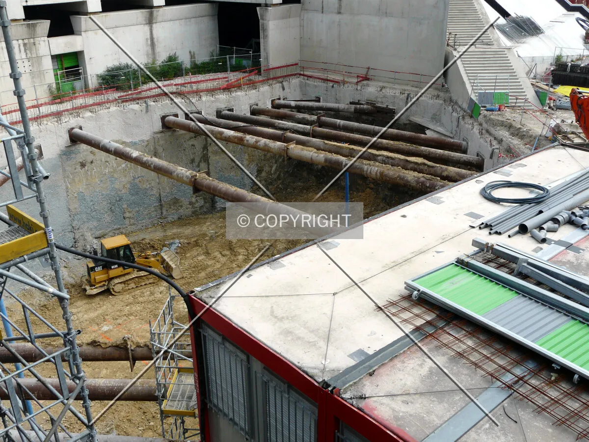 Raker beams above the excavated part of the site