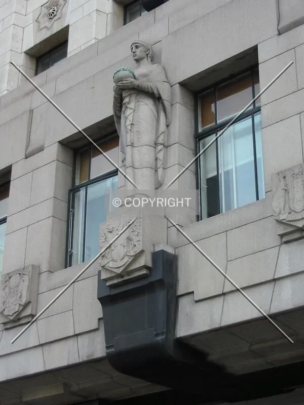 Statue guarding the London Bridge entrance
