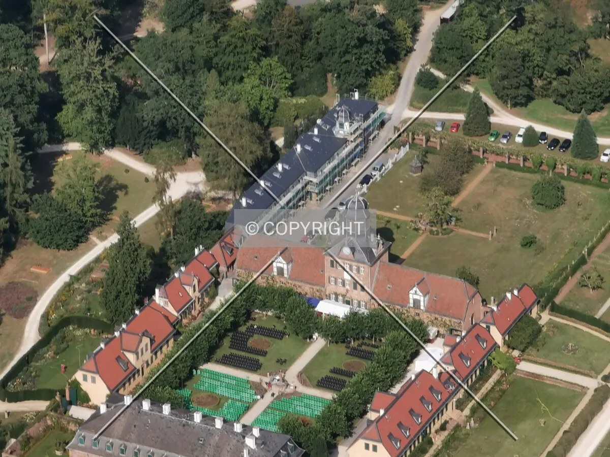 Flight with a helicopter from Egelsbach to Frankfurt - here: Schloß Wolfsgarten in Langen
