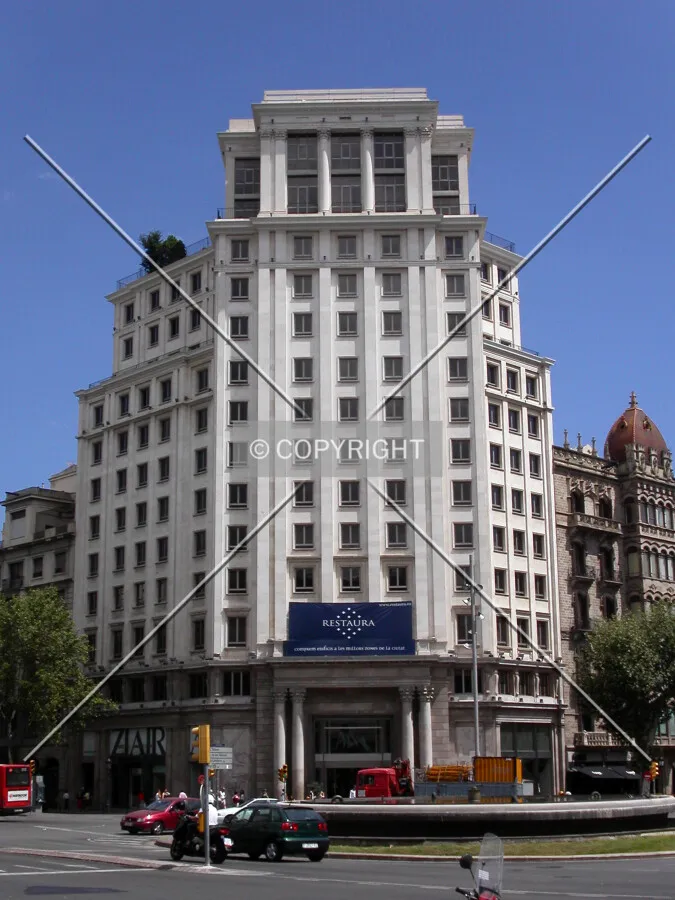 Frontal view of the tower from Passeig de Gracia