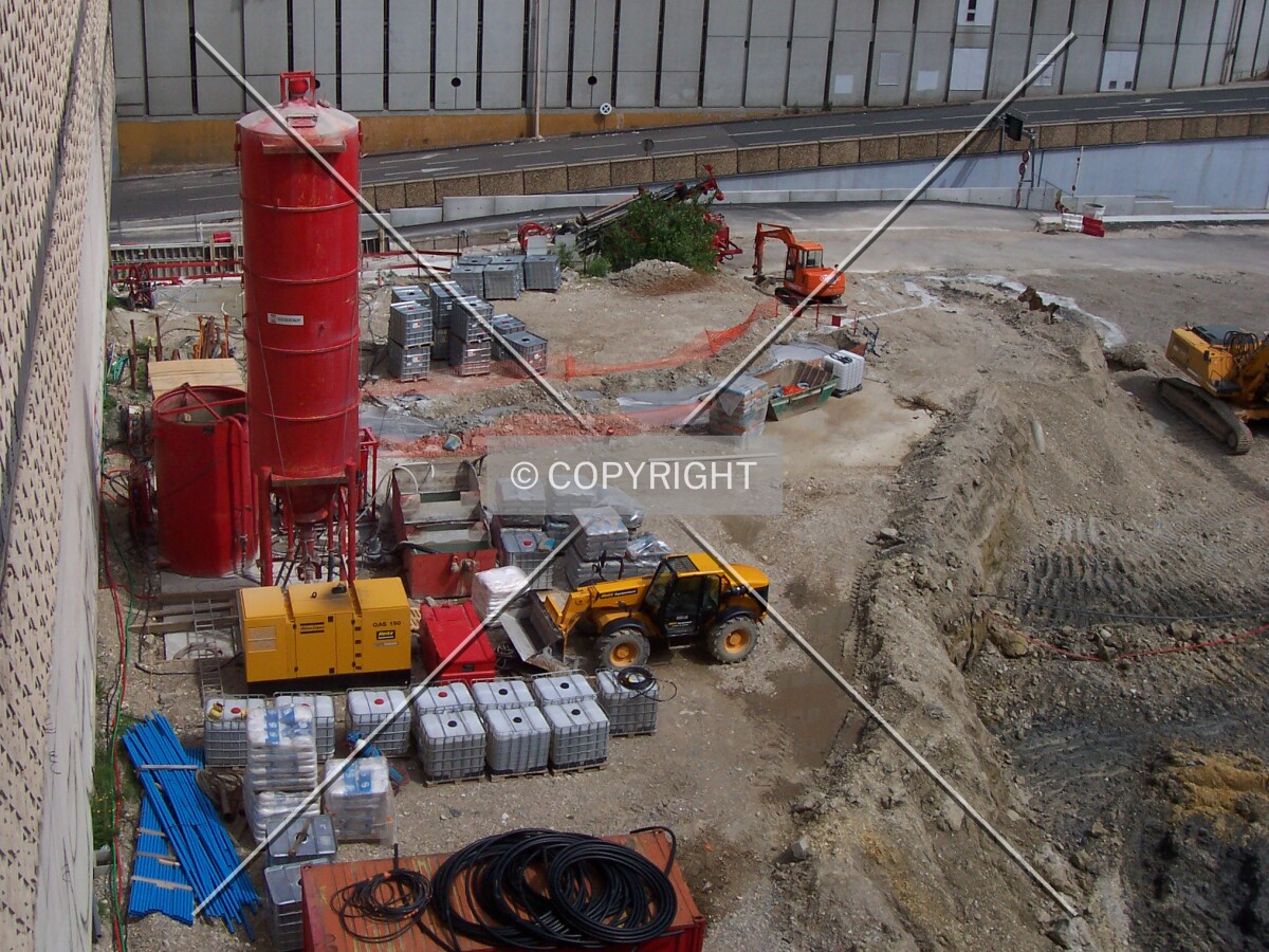 Les premières installations sur le site du construction