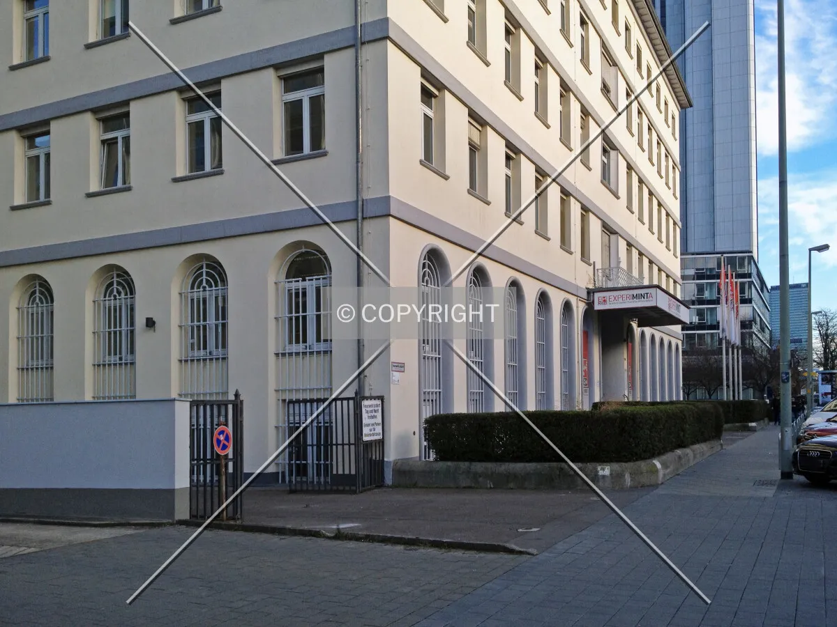 In front of the Experiminta building