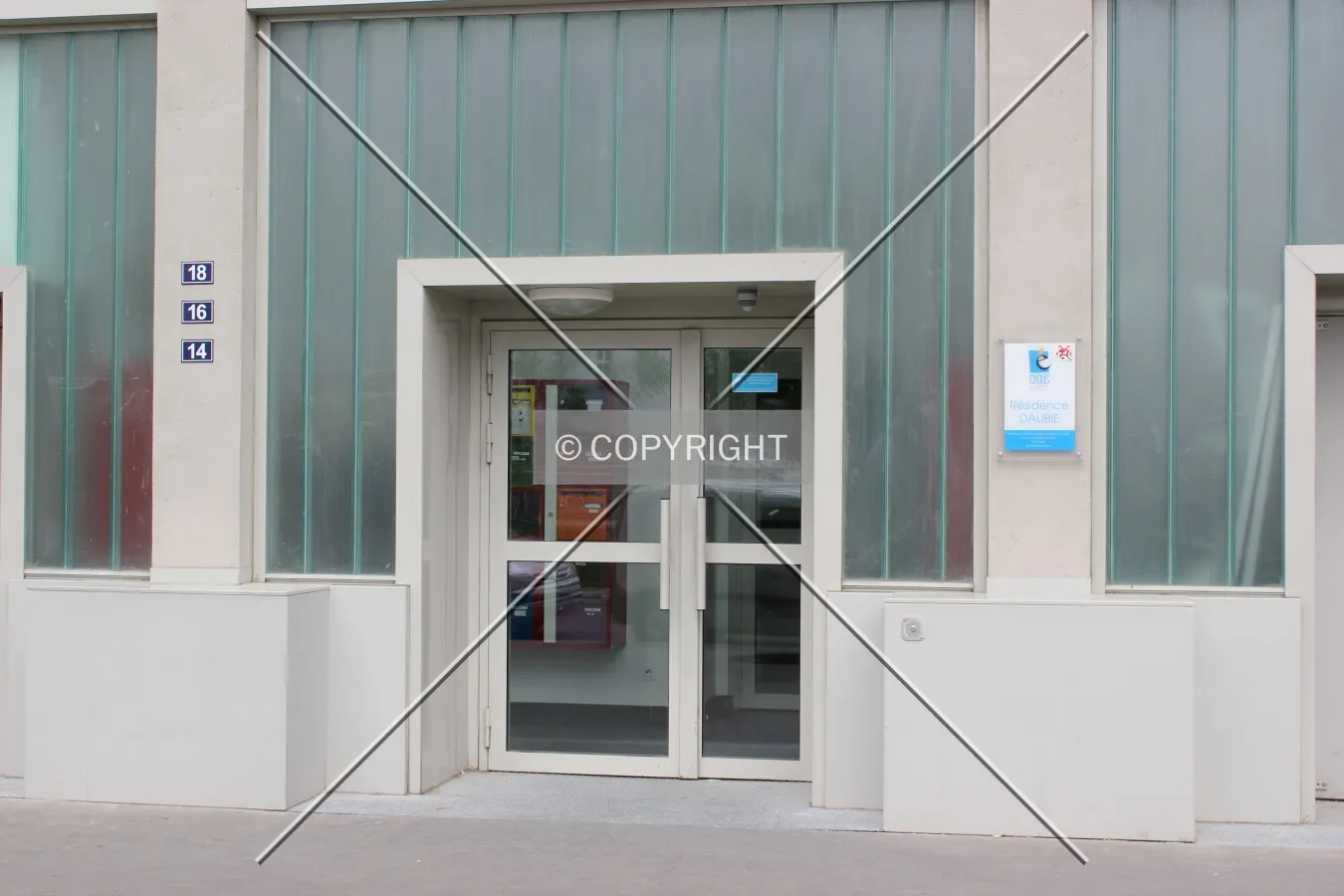 Entrance on the south side, in Rue julie Daubié