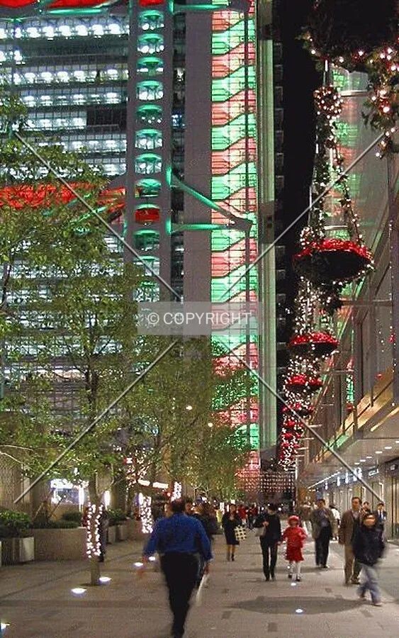 Christmas shoppers in Statue Square