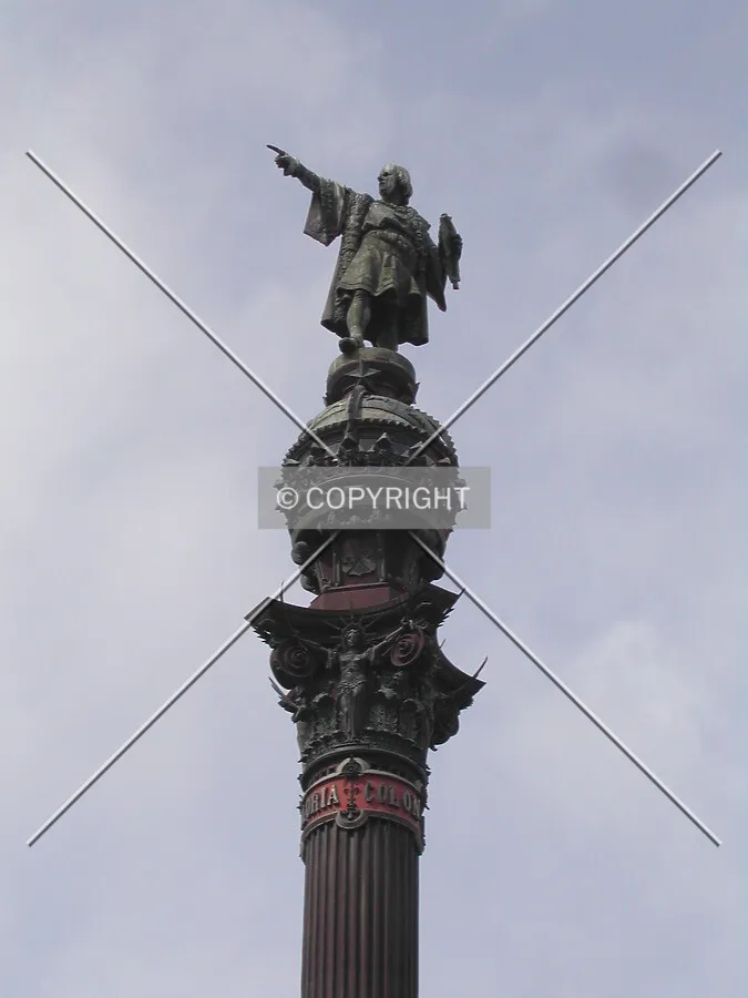 Close view of the statue of Cristobal Colón pointing toward the New World