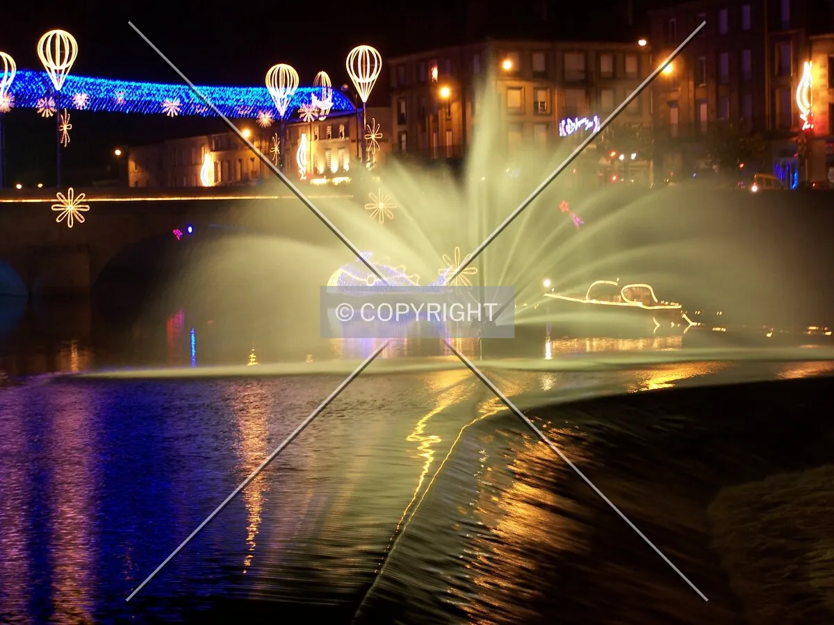 Jet d'eau sur la Mayenne durant les illuminations de noël 2005