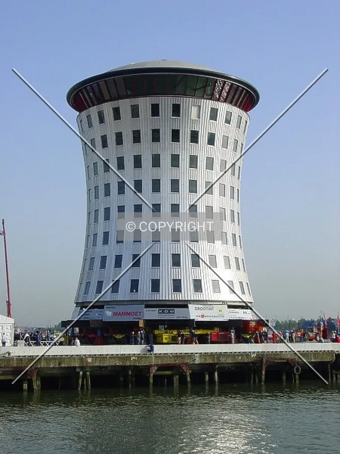 Arrival of the building at its ultimate location