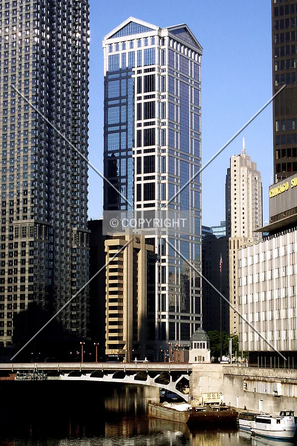 Looking down the Chicago River from the northeast