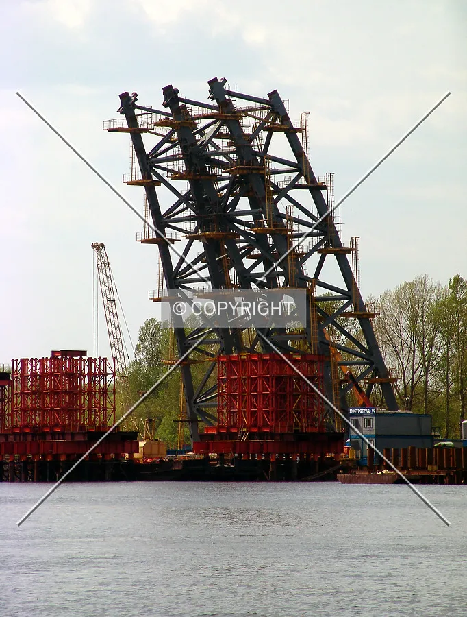Arch pylon on the northern bank