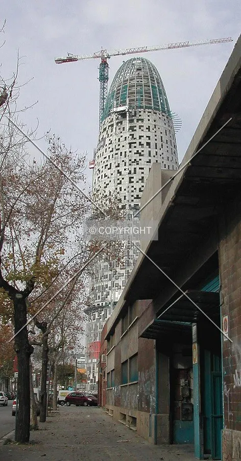 View of the building from the entrance of a warehouse in Carrer de Badajoz