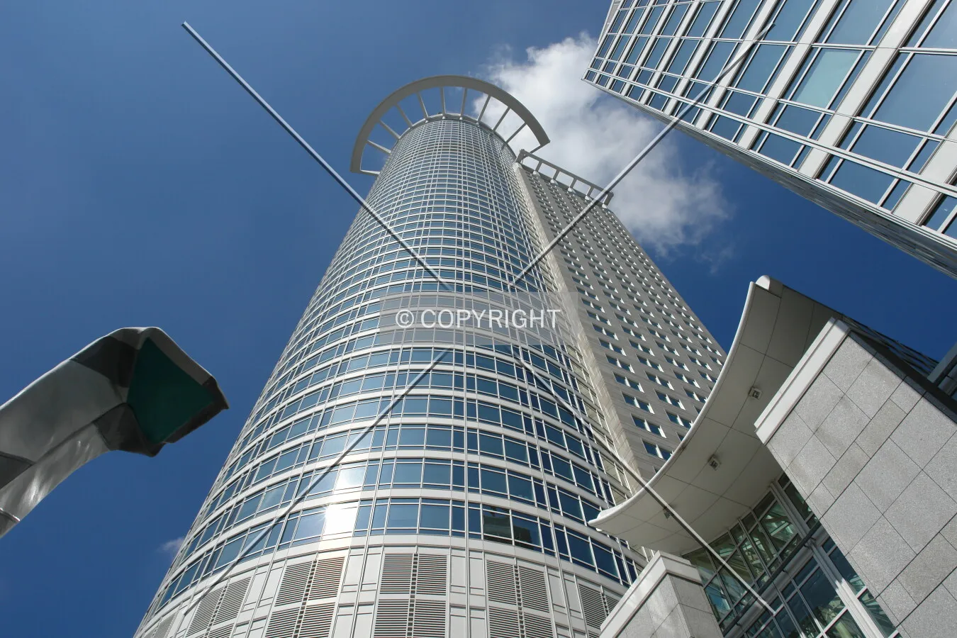 The Westend Tower (Westendstraße 1) in Frankfurt am Main, including its crown, Inverted Collar and Tie sculpture (left) and winter garden (right)