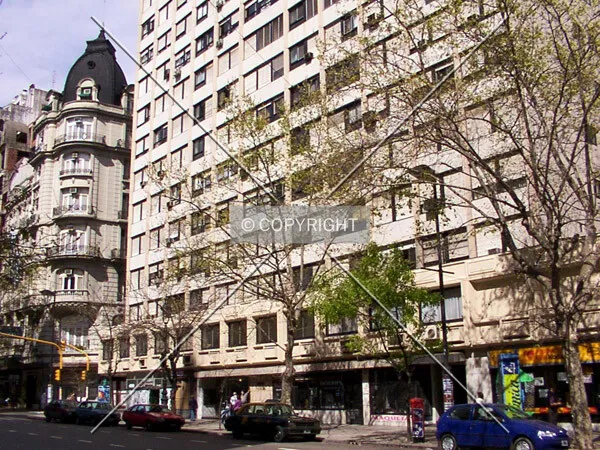 Street level from across Avenida de Mayo
