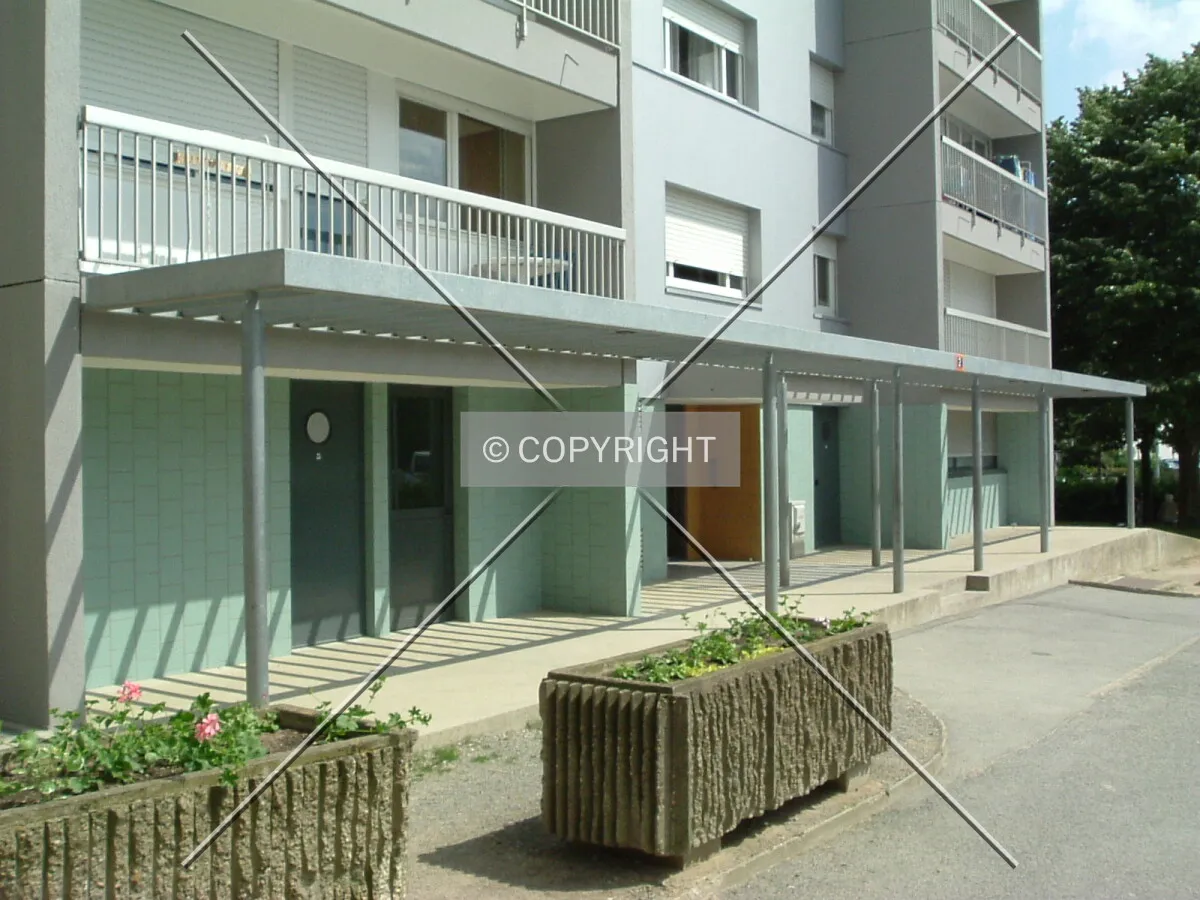 Pied de l'immeuble, face ouest