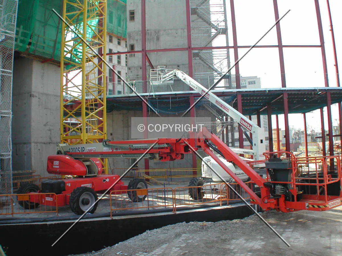 Mobile platforms on the north of the construction site