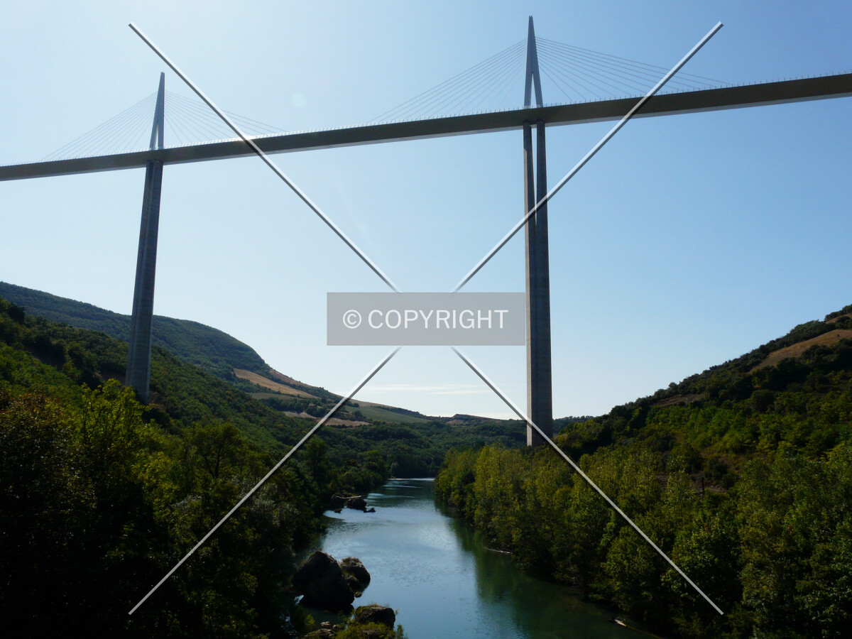East view of the bridge spanning the Tarn River