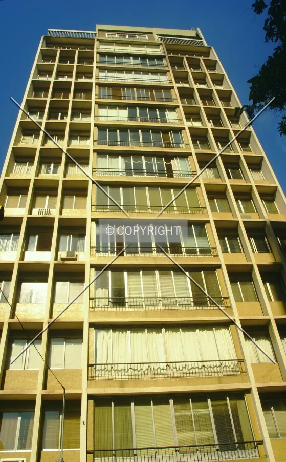 Looking up from across Duque de Caxias Street