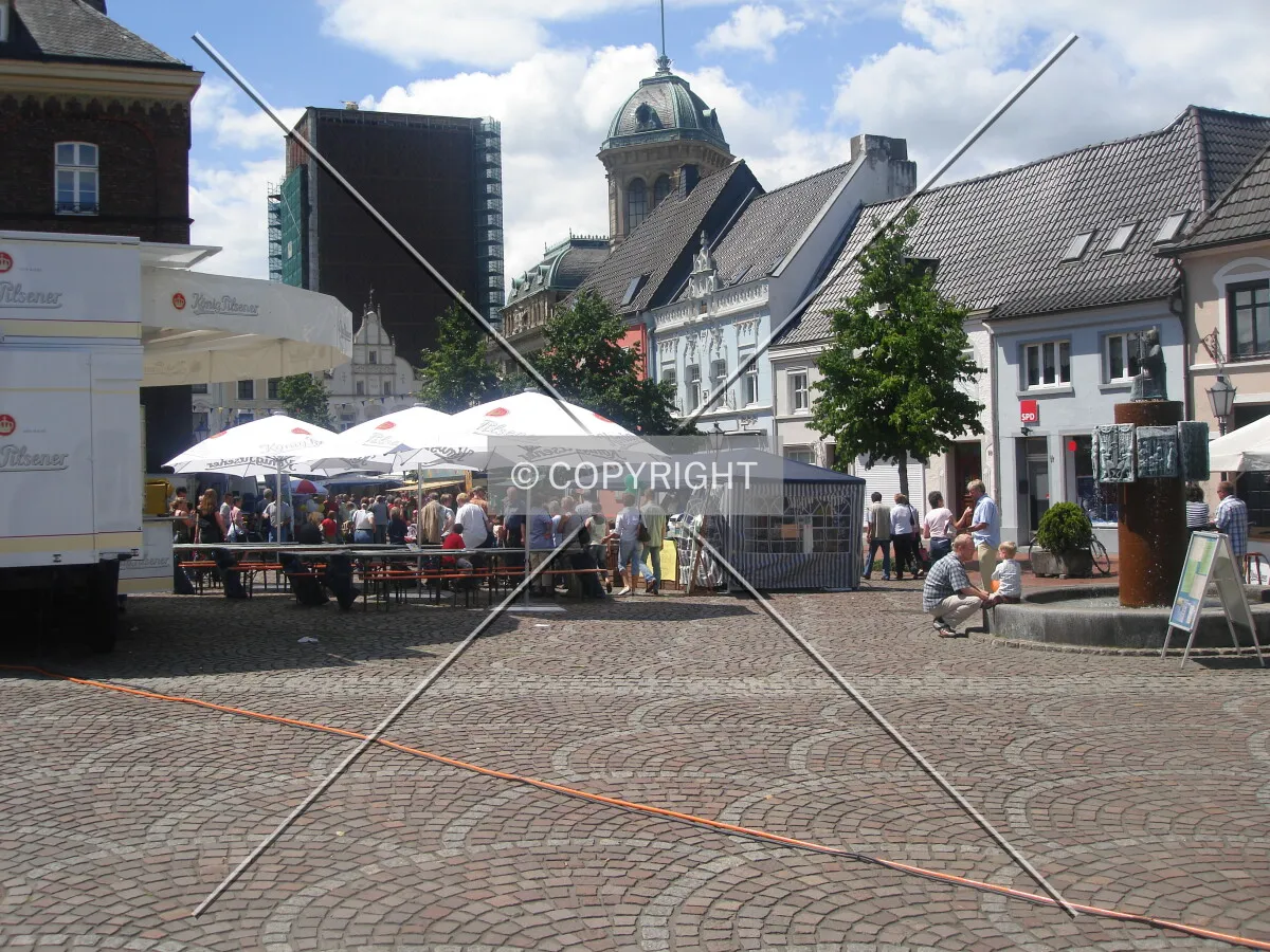 Historisches Rathaus on the left