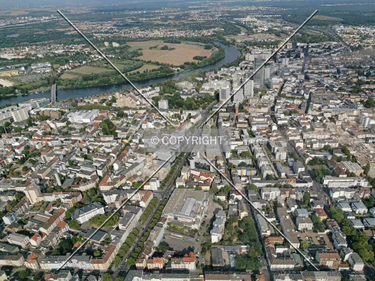 Flight with a helicopter from Egelsbach to Frankfurt - here: Panorama of Offenbach am Main