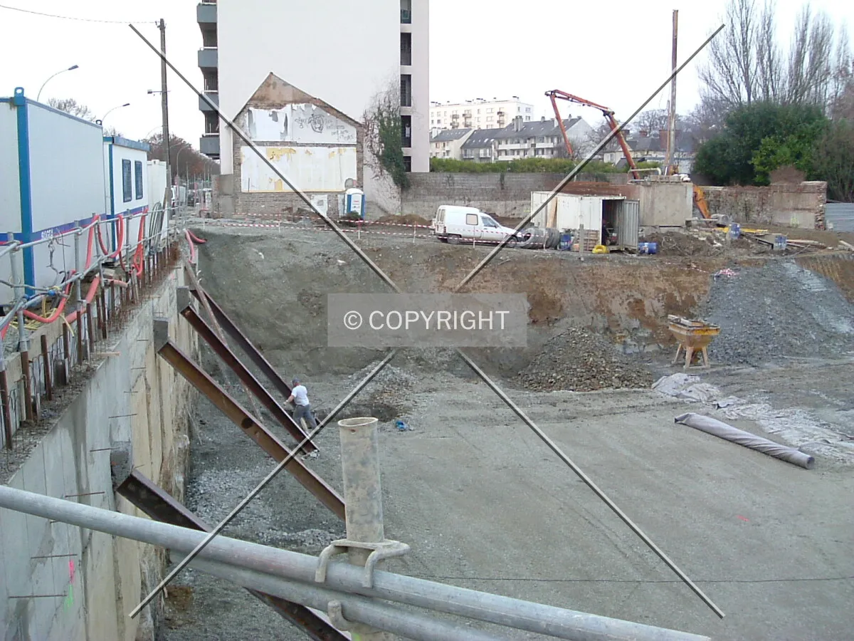 Trou d'implantation à n-2, le long du Boulevard Aristide Briand