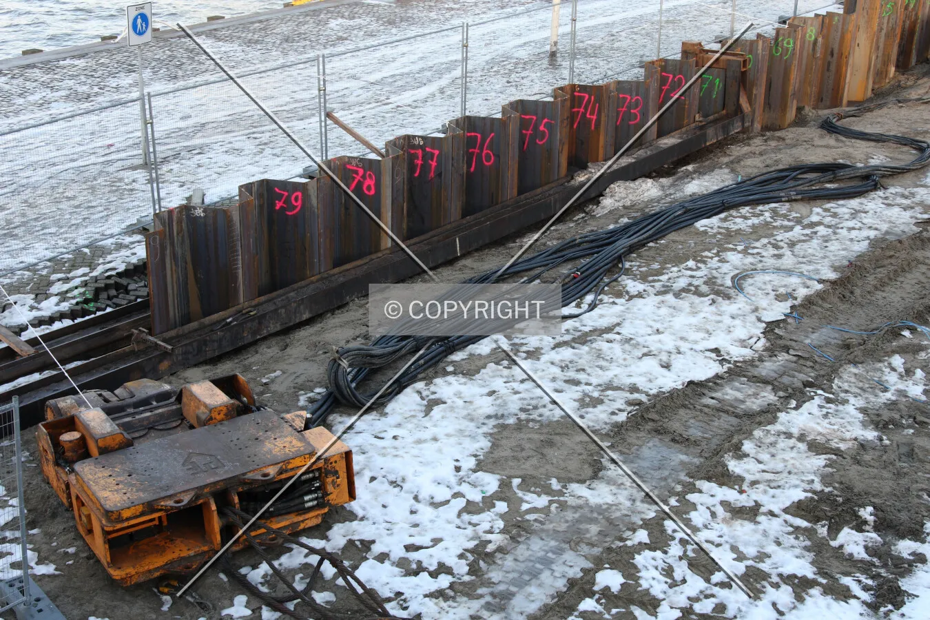 Retaining wall along Holland Amerikakade