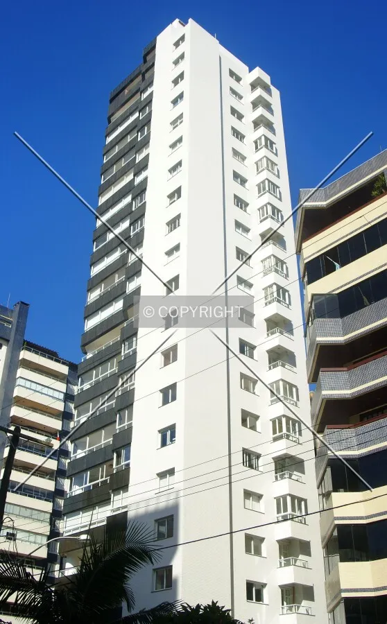 Looking up from across Silva Jardim Avenue