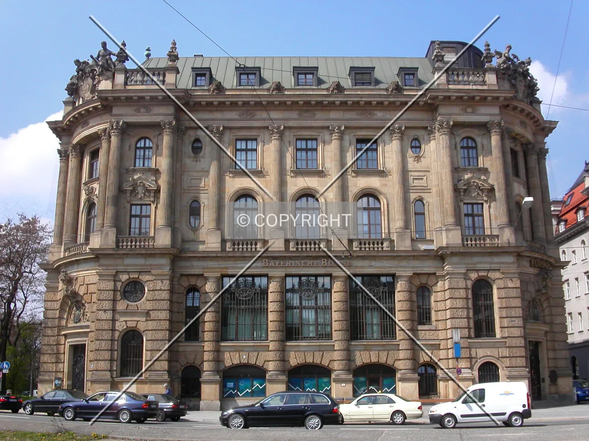 The building as seen from Lenbachplatz