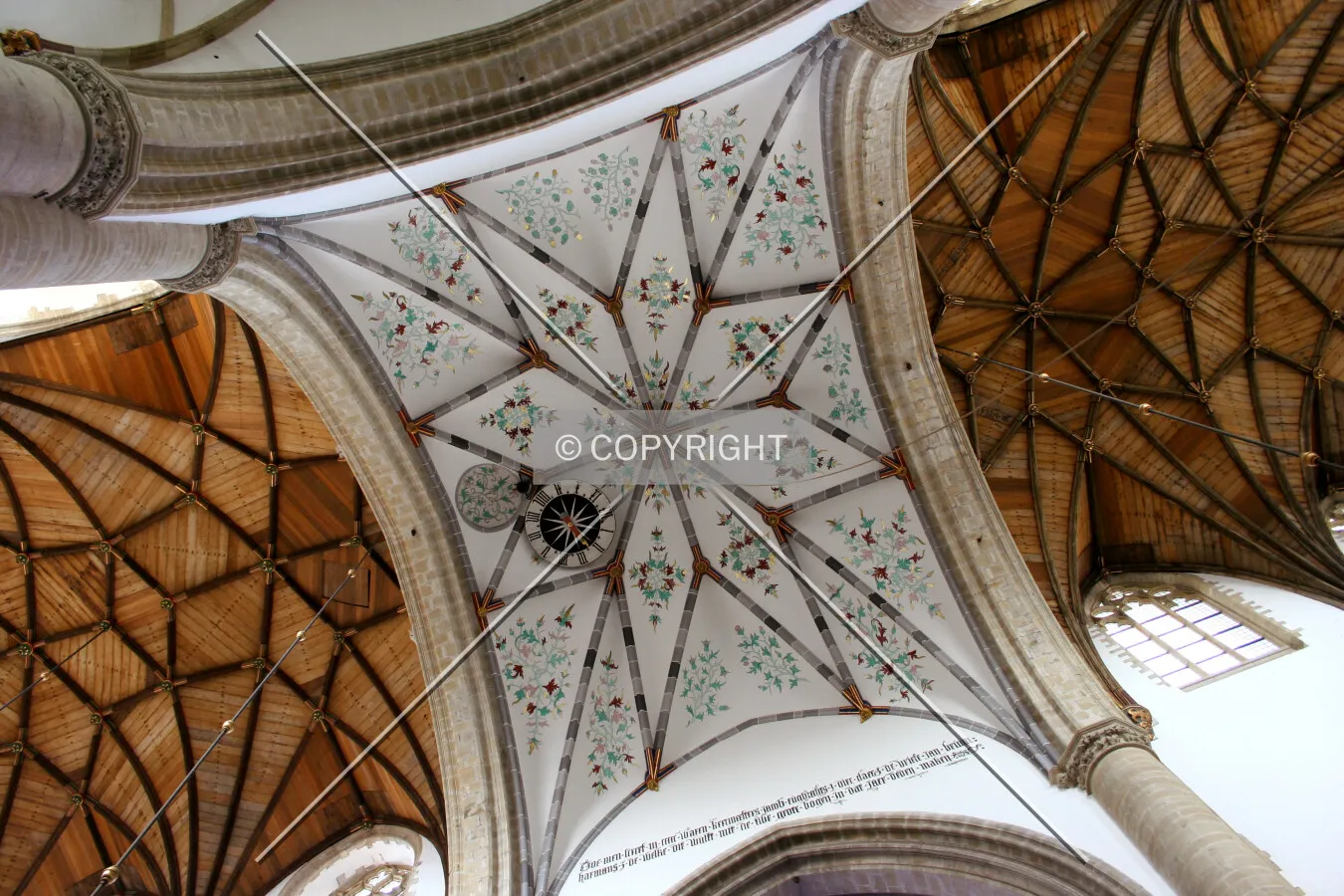 Ceiling over the main crossing