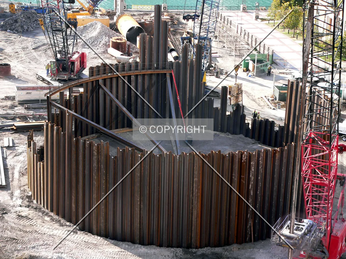 View of the steel sheeting retention for the excavation of the core