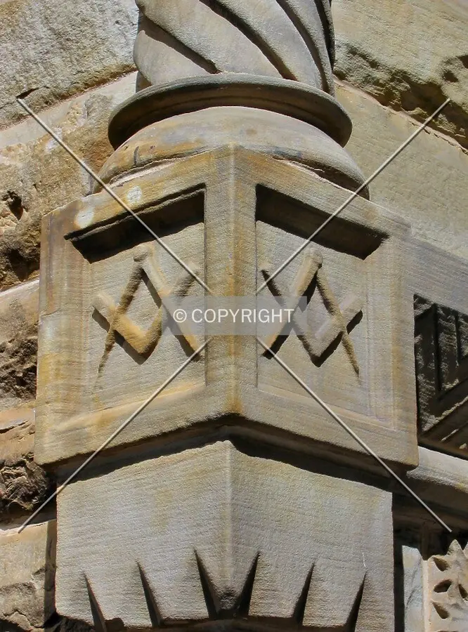 Facade detail to the left of the main entrance