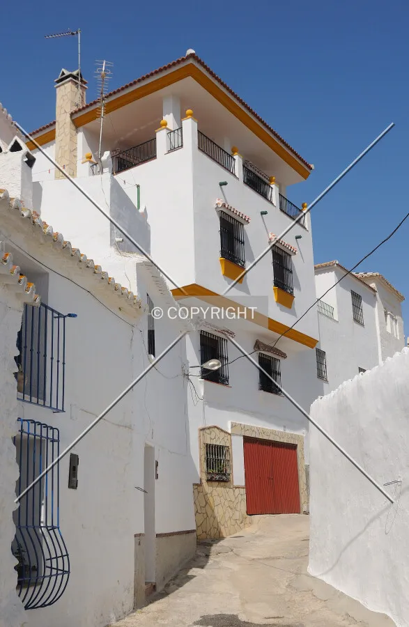 Housing building in Comares