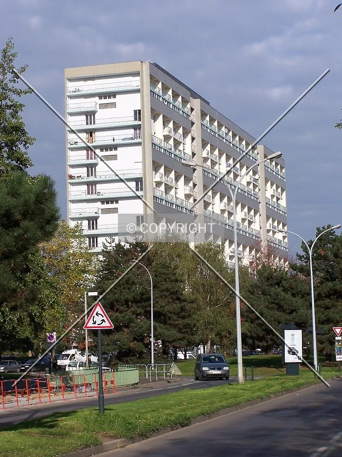 Angle sud-est vu depuis l'Avenue du Canada
