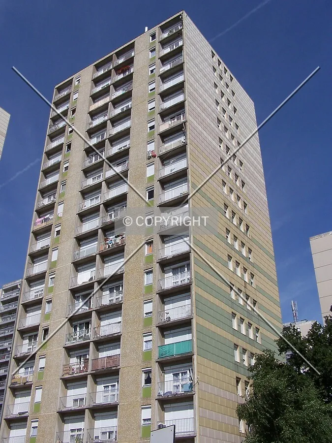 Angle sud-ouest vu depuis la Rue de Roumanie