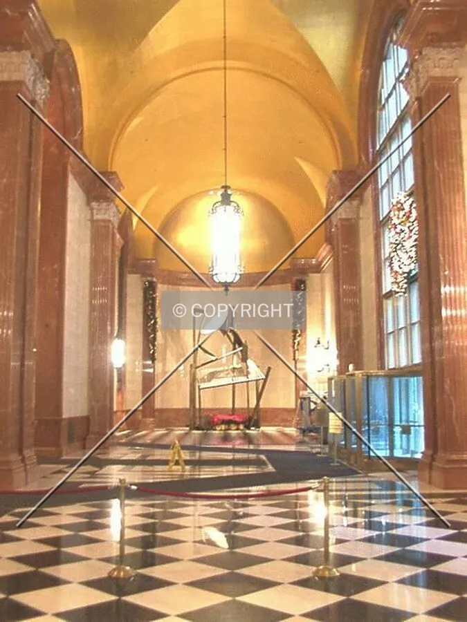 LaSalle Street lobby looking north