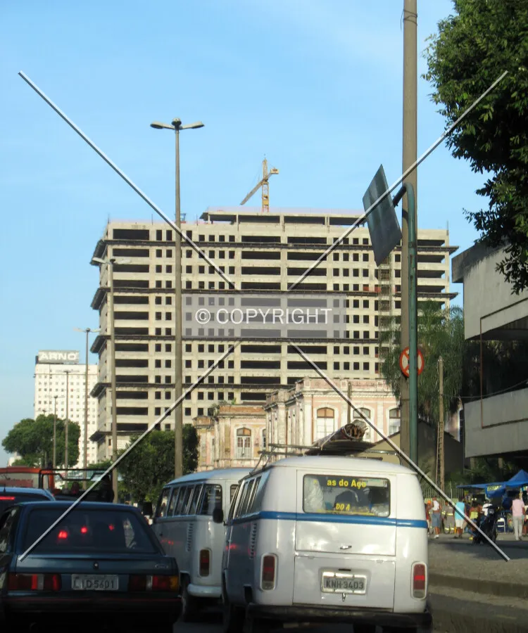 Distant view of the already completed structure from Avenida Presidente Vargas