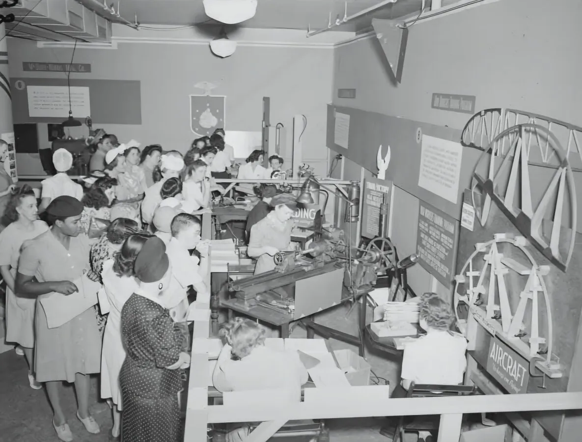 Women war worker training; July 1943