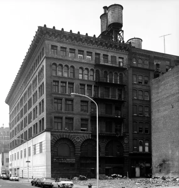 Photo 236-083-872