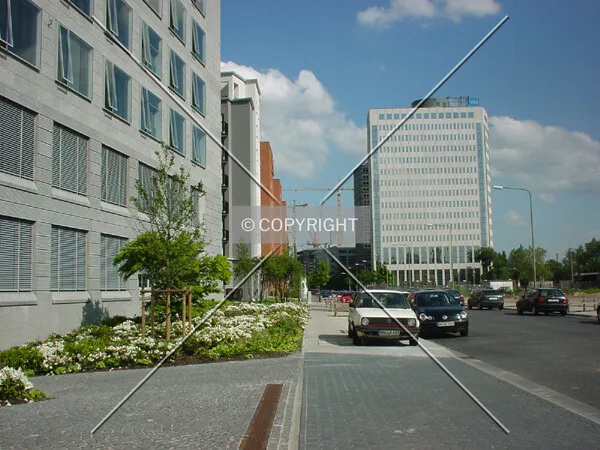 Base of the tower; background: American Express Building (white)
