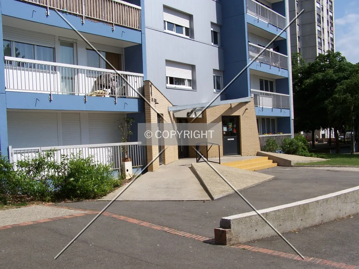 Pied de l'immeuble sur la face ouest