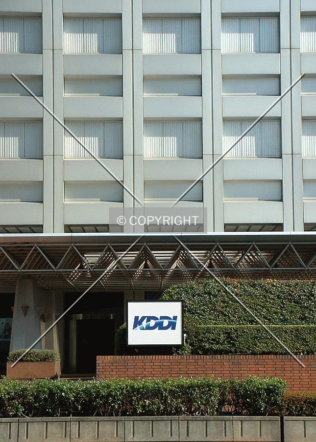 Entrance KDDI logo