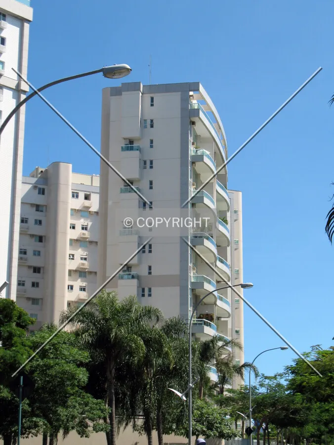 Looking east from Avenida dos Flamboyants
